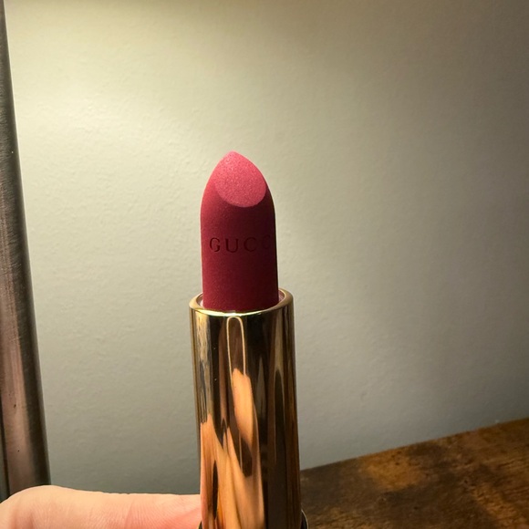 2 Gucci Long-Lasting Matte Lipstick - Cassie Magenta - Picture 8 of 10